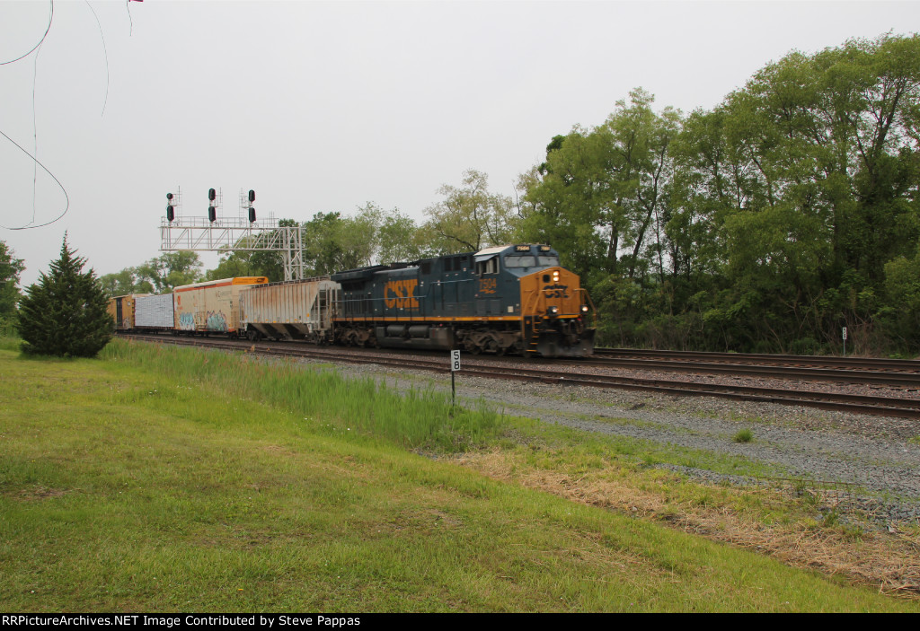 A CSX train under the cantilever signal bridge with 7504 leading